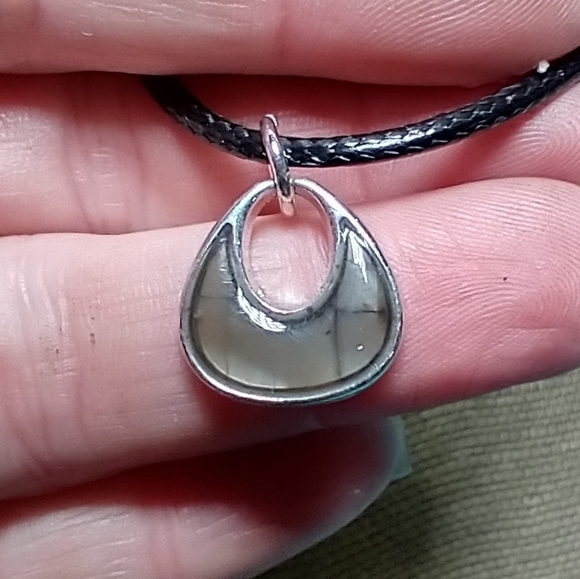Jewelry - Silvertone faux abalone necklace